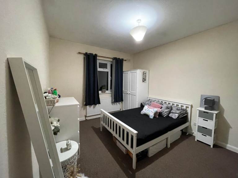 Double room to let in shared flat in Orpington High street BR6