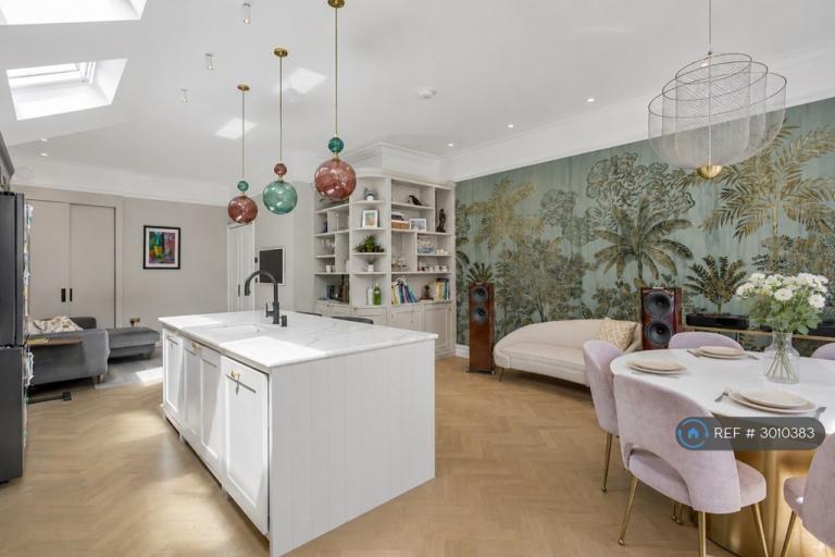 5 bedroom house in Hillcrest Road, London, W3 (5 bed) (#3010383)