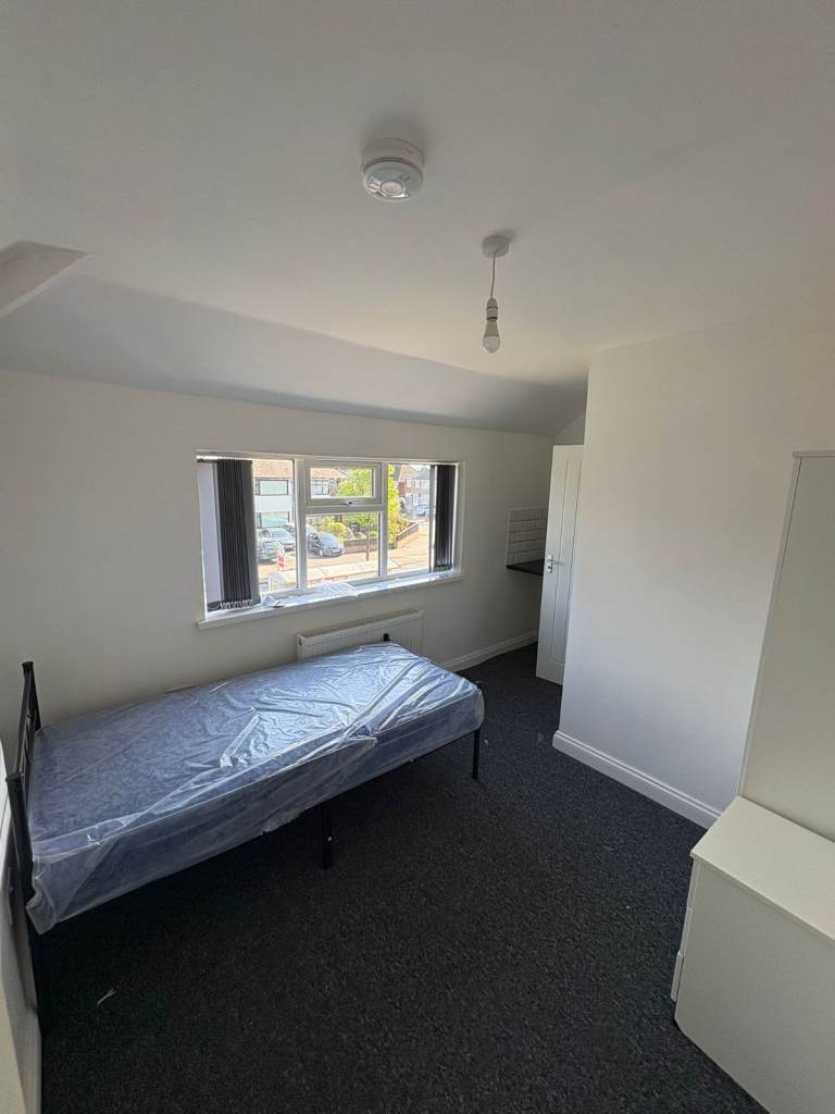 Birmingham (Great Barr) Single En-suite Rooms - NO SERVICE CHARGE