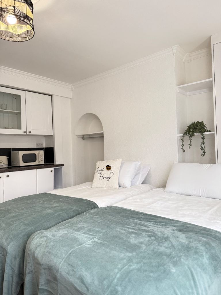 Massive double round with kitchenette in Enfield (EN3)