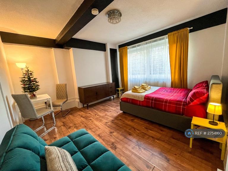 Studio flat in Southwark Park Road, London, SE16 (#2754160)