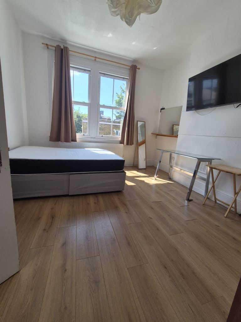 Large double room in luxury shared house in Brixton. Inclusive of all bills £1000pcm. SW2 5JL.