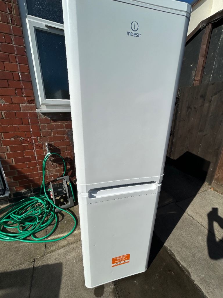 Indesit Fridge Freezer – White, Good Condition