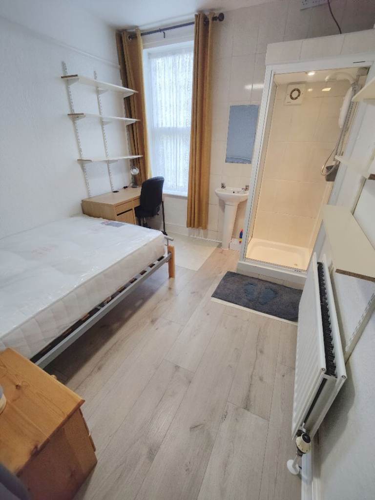 Double room with private shower and sink 