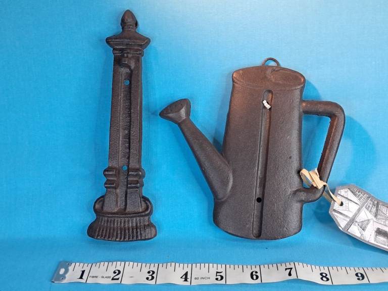 2 peaces Cast Iron. home decoration Watering Can Garden Thermometer. Wall hangers.