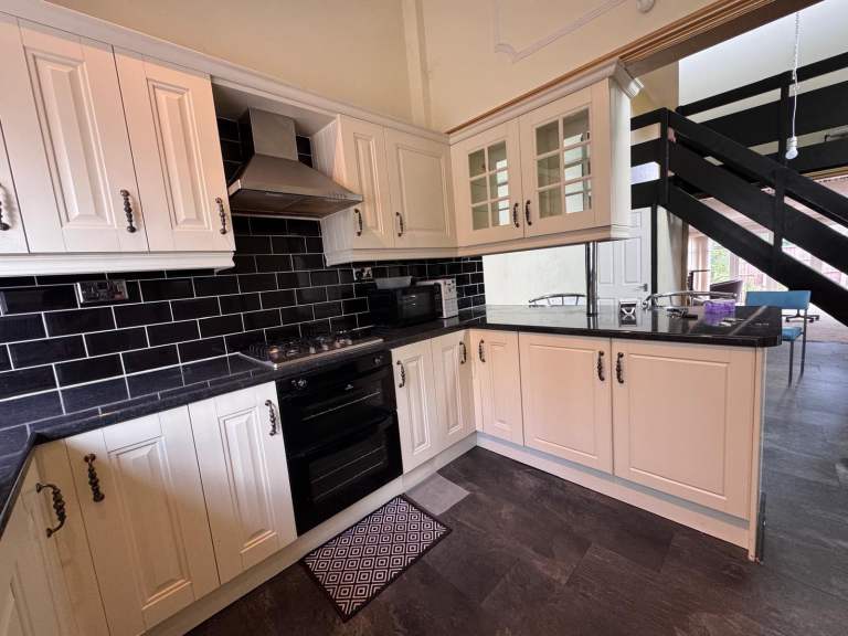 Cream Kitchen Units and Worktops – Full Set, Very Good Condition