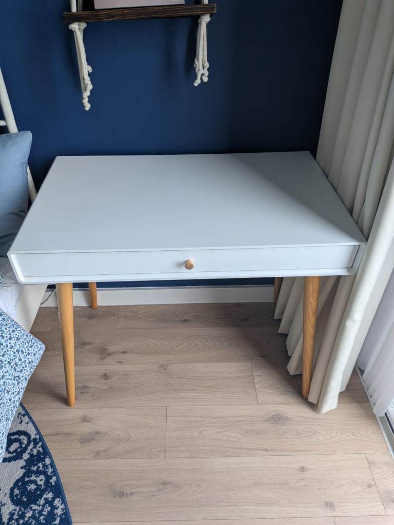 Jimi desk and chair