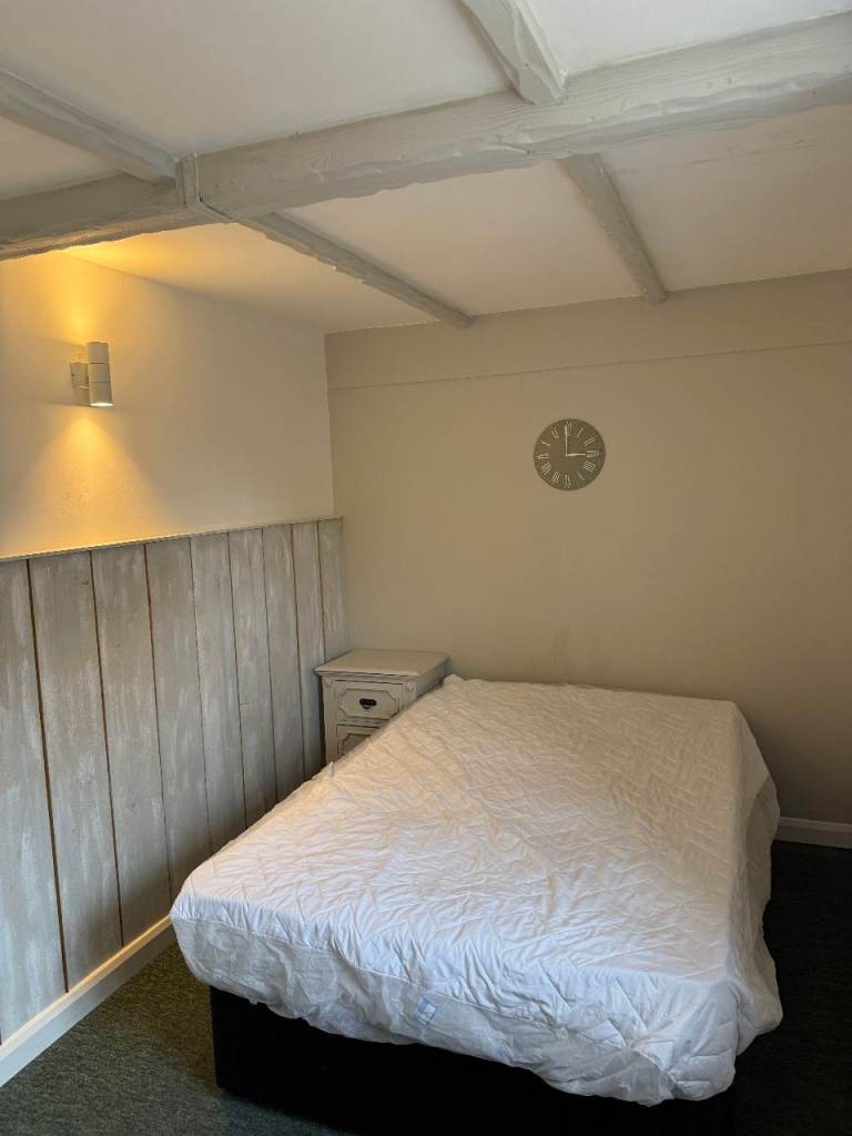 6 Rooms available over 3 houses in Witney