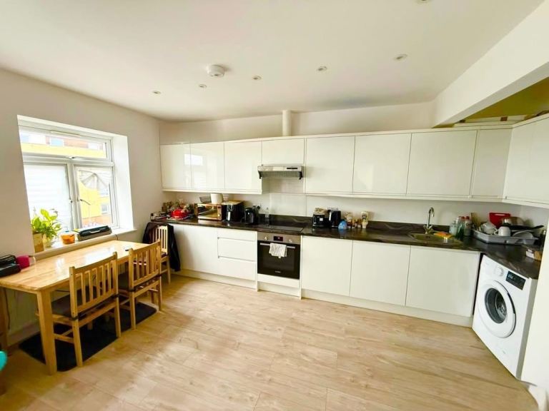 2 bedroom flat available now 
