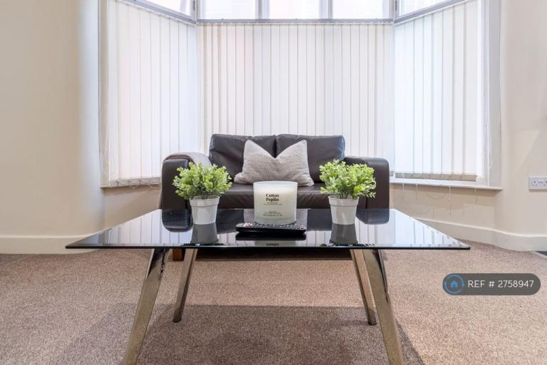 1 bedroom flat in Scarisbrick Avenue, Southport, PR8 (1 bed) (#2758947)