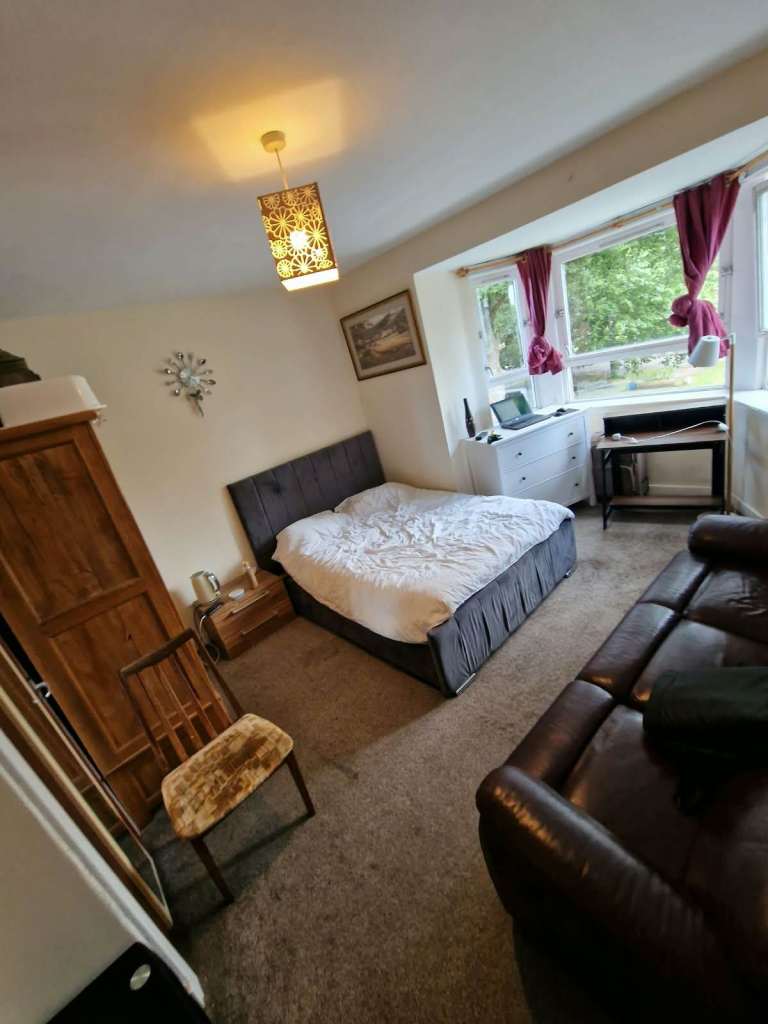LARGE FURNISHED DOUBLE ROOM – KING-SIZE BED & SOFA bills included*