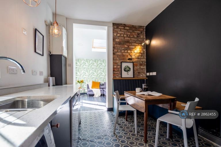 6 bedroom house in Fairbank Avenue, Manchester, M14 (6 bed) (#2862455)