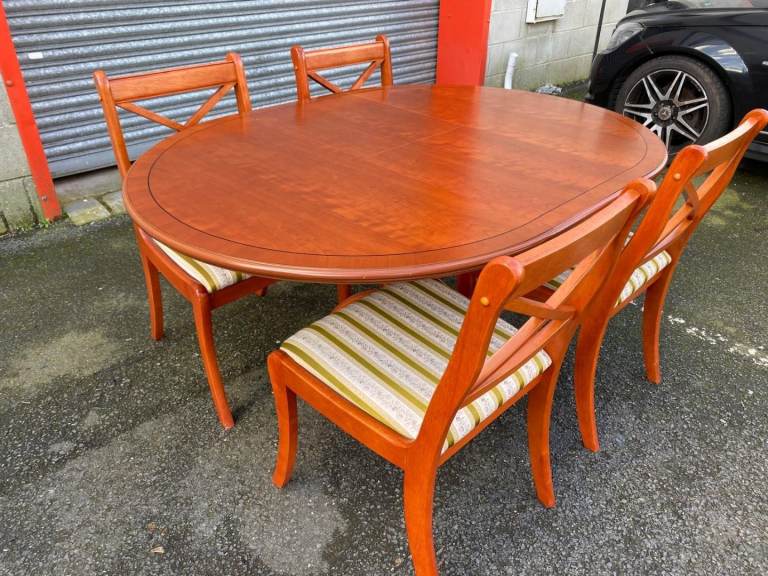 Extendable Dining Table with 4 Chairs 