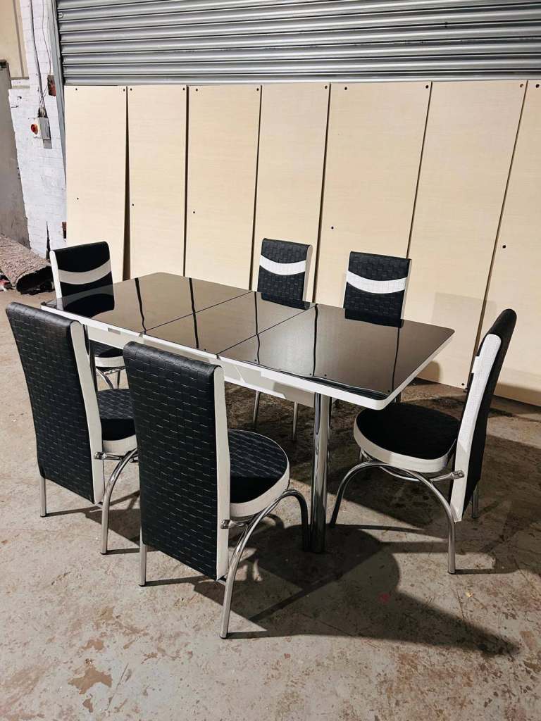 Black Glass Extendable Dining Table with 6 Chairs – Good Condition