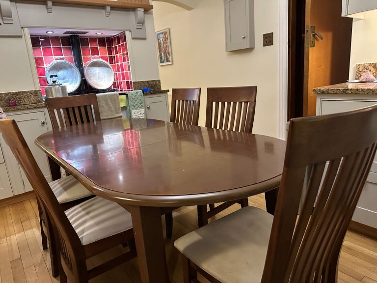 Extendable dinning table and 6 chairs