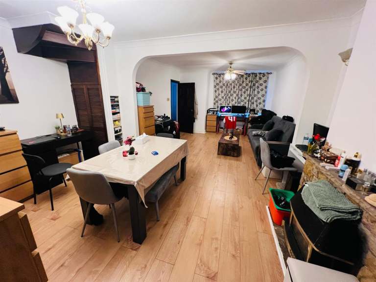 3 bedroom house in Misbourne Road, Uxbridge