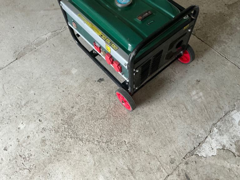 Petrol generator 