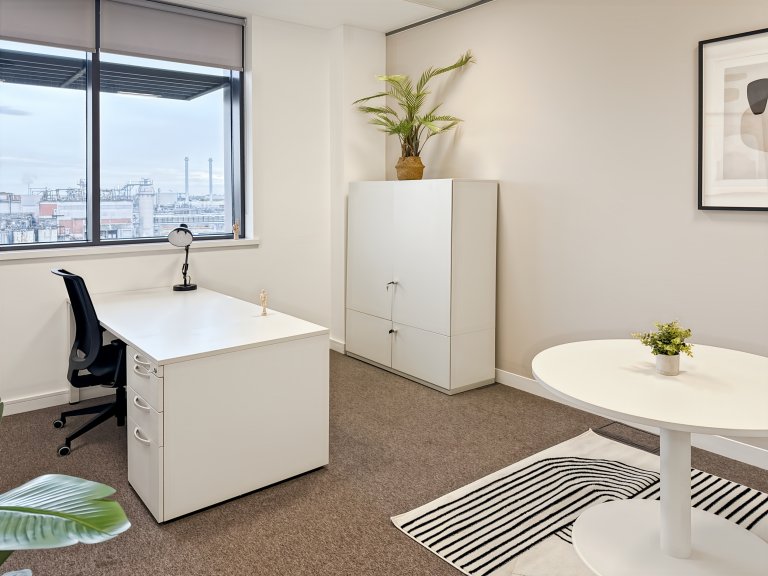 Manchester - M501RF \ Office Space for Rent - 1 Desk Available