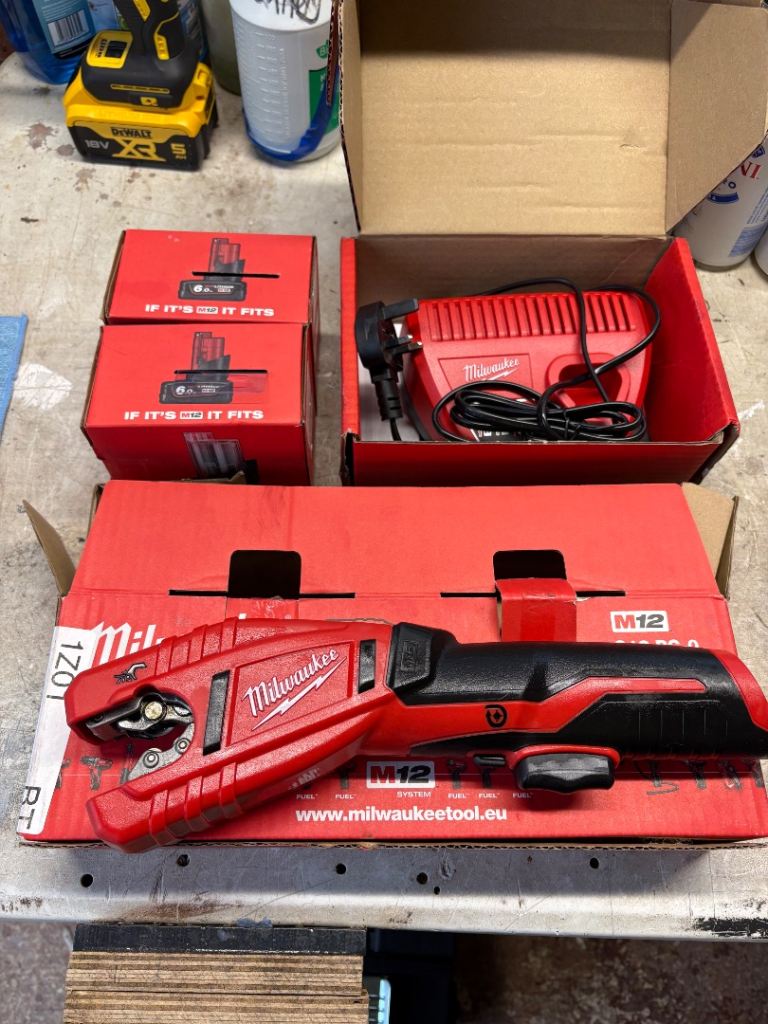 Milwaukee M12 PC-0 Pipe Cutter with Batteries and Charger – New