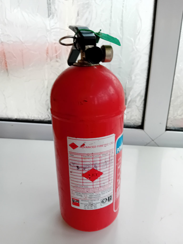 fire extinguisher 2KG POWDER FULL CF39 8DG £5 PICK UP OR POST