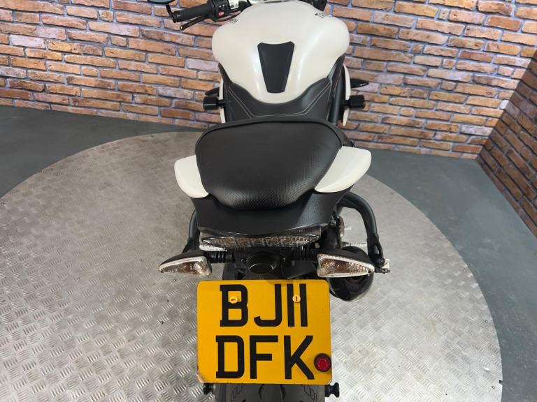 Triumph Speed Triple 1050 - EXCELLENT CONDITION - NATIONWIDE DELIVERY 
