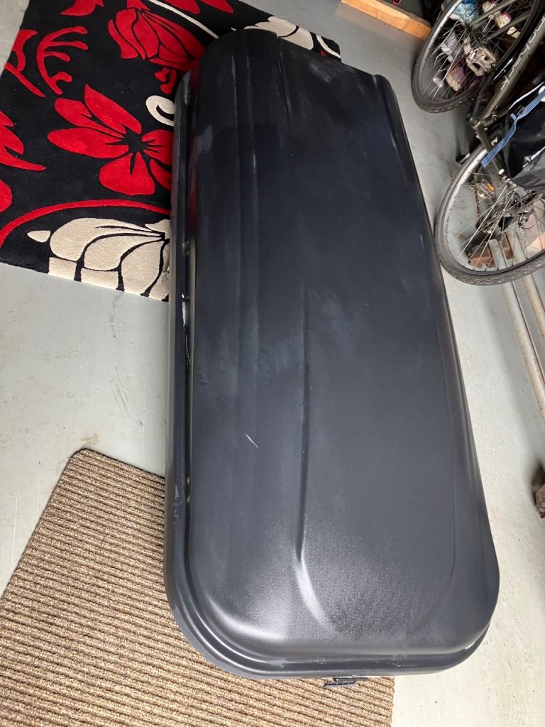 Roof box with roof rails excellent condition 
