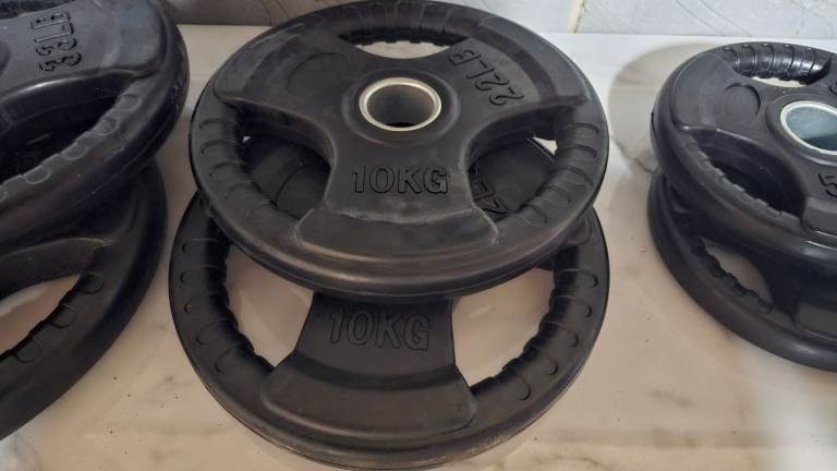 100kg Tri Grip Olympic Plates + 20kg Olympic bar with ROLLER CLIPS and dumbells with weights 