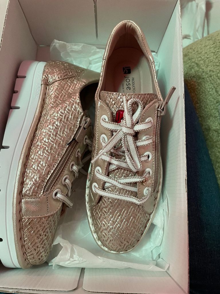 NEW Jose Saenz gold trainers- size 2