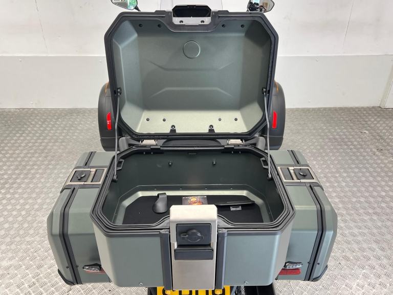 2025 Can-Am Canyon Redrock Semi Automatic Trike with 800 Miles 