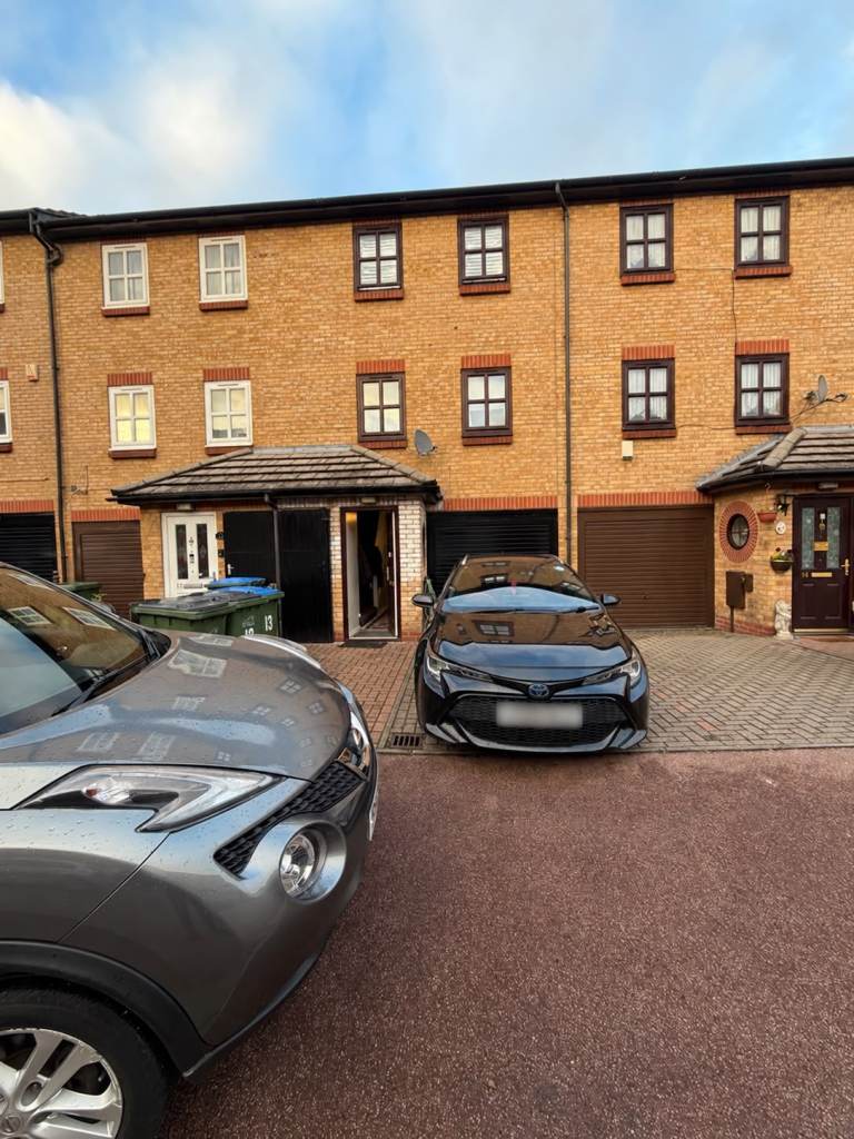 SPACIOUS 3.5-BEDROOM HOUSE IN GREENWICH. LOOKING FOR 4 BEDROOM
