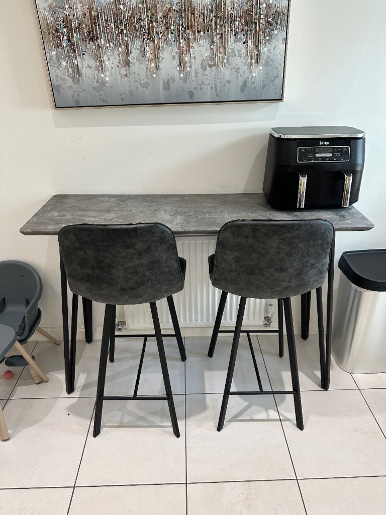 Breakfast bar / dining table and two barstools
