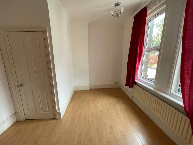 Four bedroom housin in nw2
