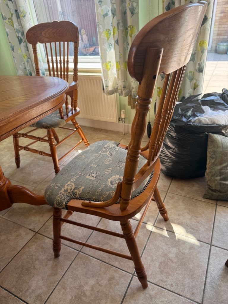 Dining table and 6 chairs 