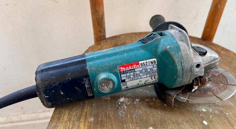 Makita 9527NB Angle Grinder – Fair Condition