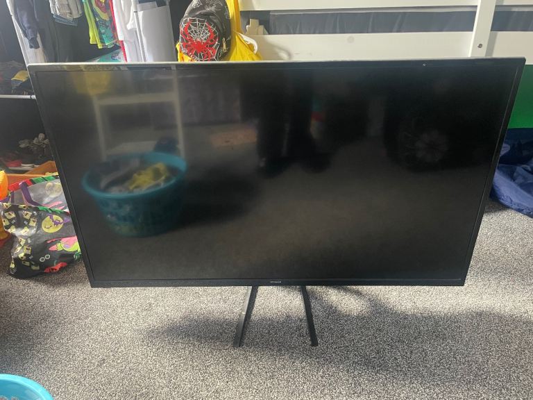 Black Flat Screen TV with Stand and Remote – Good Condition