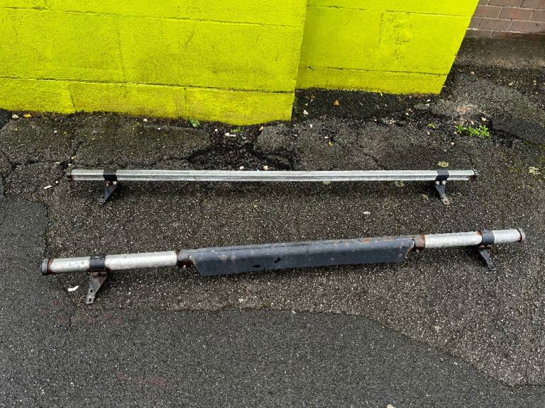 Van roof bars 