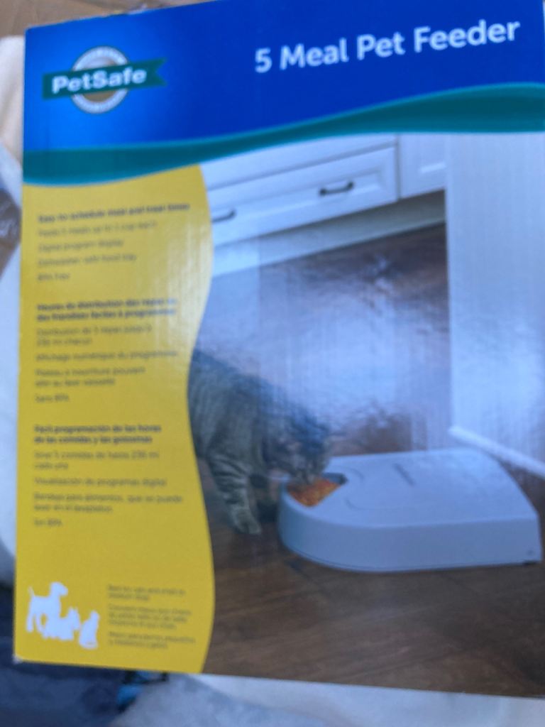 Battery operated pet feeder 