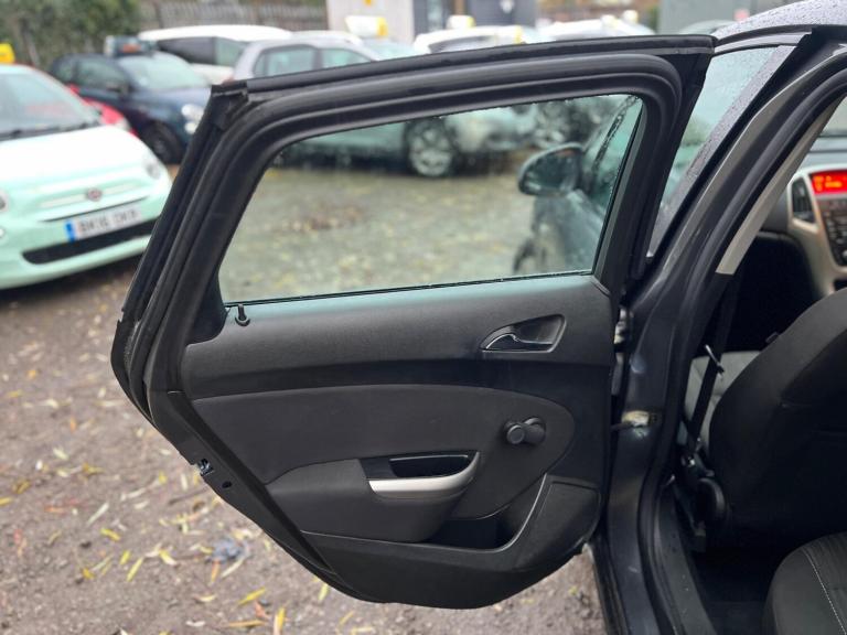 2011 Vauxhall Astra 1.6i 16V Exclusiv 5dr Auto HATCHBACK PETROL Automatic