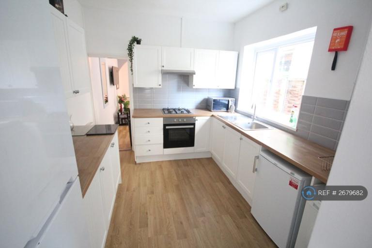 5 bedroom house in Telephone Road, Portsmouth, PO4 (5 bed) (#2679682)