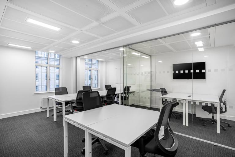 London - SW1Y 4PE \ Office Space for Rent - 1 Desk Available