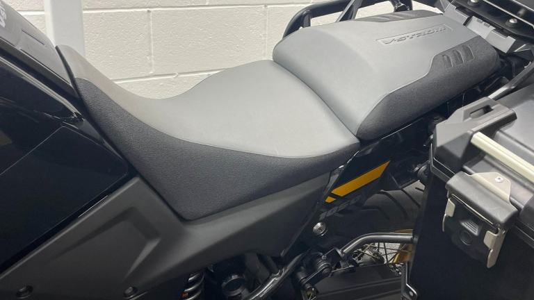 SUZUKI DL1050 TOUR ** FULL LUGGAGE - ENGINE BARS - 12 MONTHS MOT **