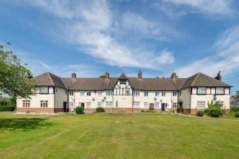 GREAT ROOM IN RUILSIP NR SHOPS & STATION