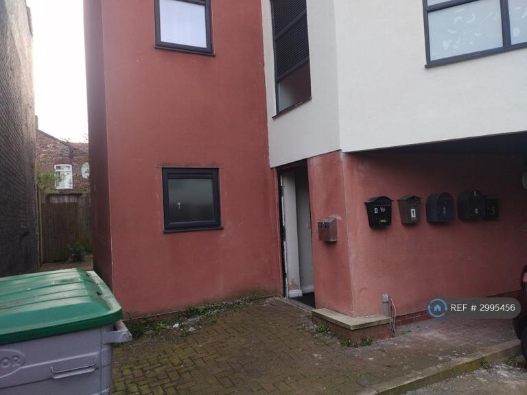 2 bedroom flat in Francis Avenue, Eccles, Manchester, M30 (2 bed) (#2995456)