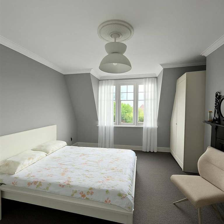 Spacious Double Room – 8min walk to East Putney