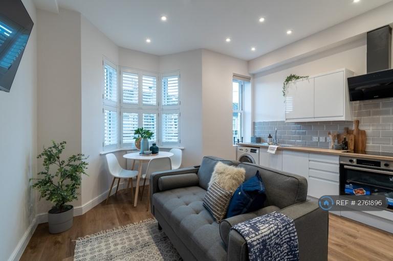 2 bedroom flat in Cynthia Road, Bath, BA2 (2 bed) (#2761896)