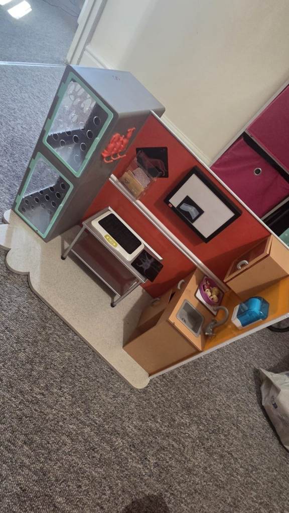 Child's Vet Clinic Play Set – Good Condition