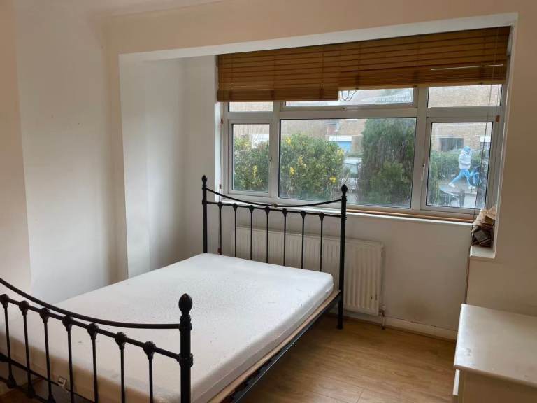 comfortable Super double room to rent for a professional including bills in a shared house