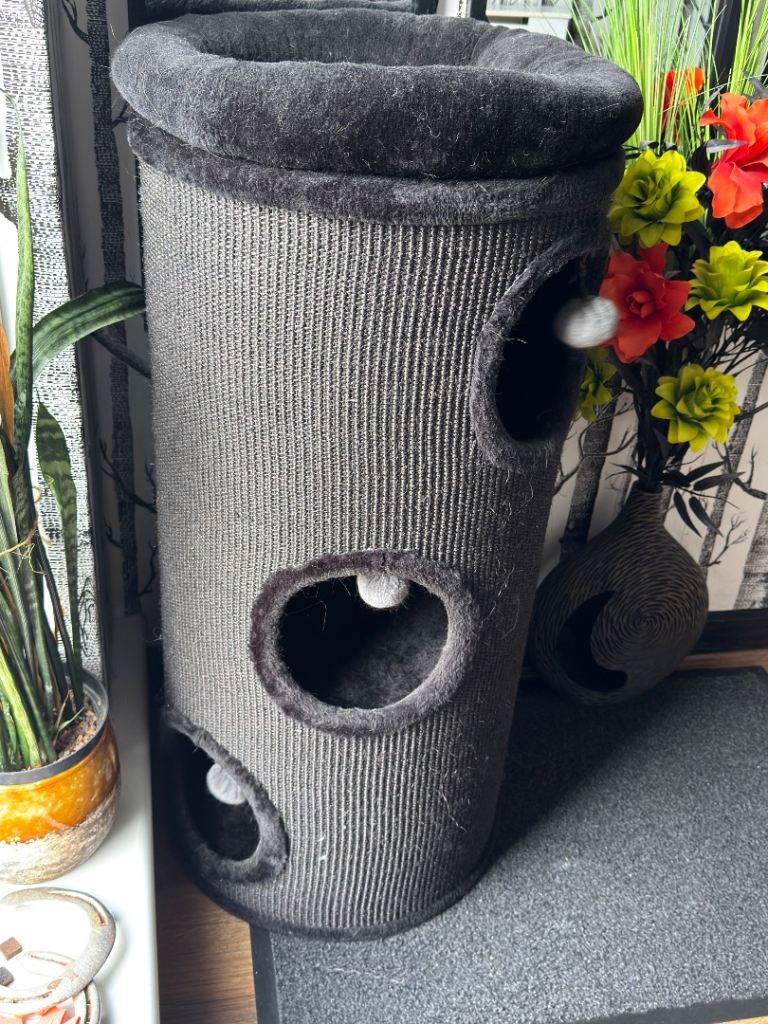 Cat Scratching Barrel / Cat Bed – Very Good Condition