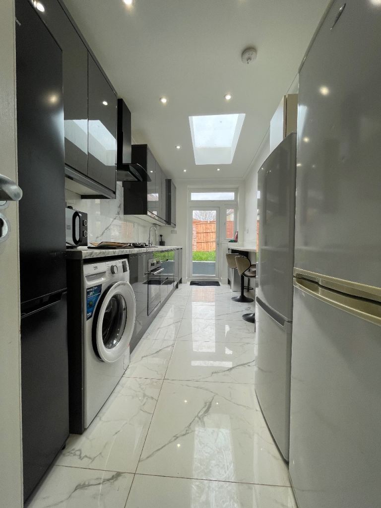 2 Spacious Double Rooms in A Newly Refurbished House/House Shared with 3 females - W12 0SD