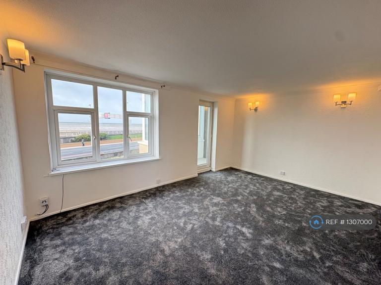 2 bedroom flat in Crescent Court, Blackpool, FY4 (2 bed) (#1307000)
